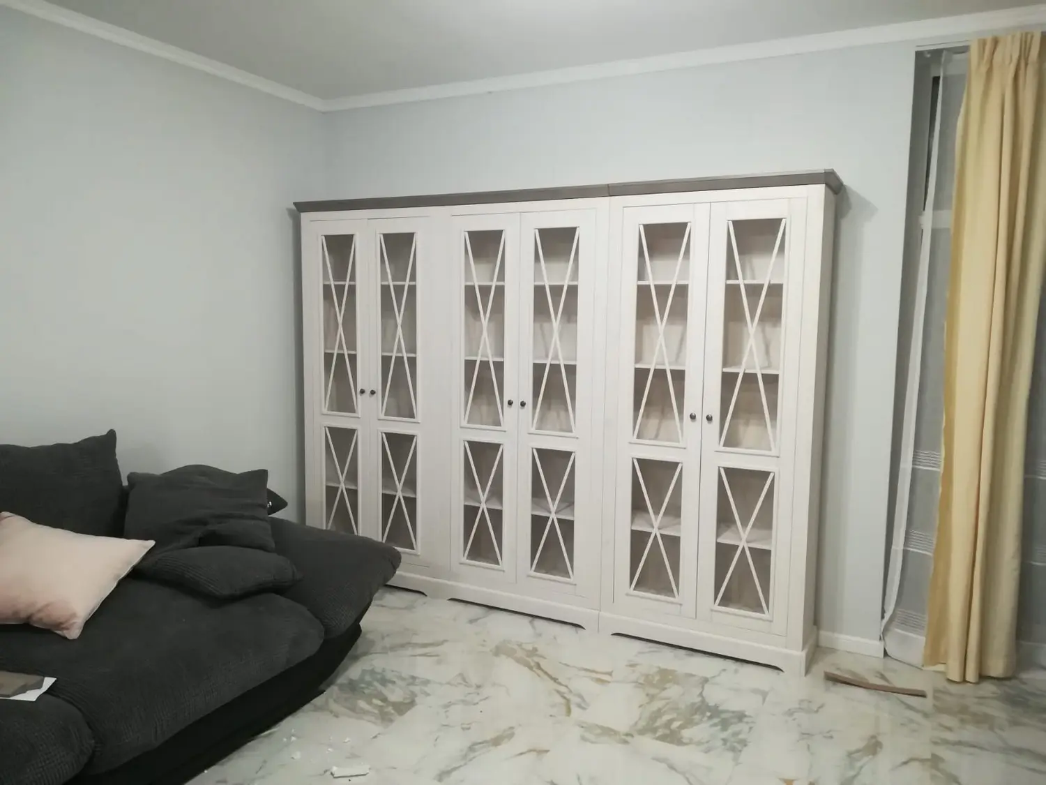 Витрина Форест с двумя стеклянными дверями белый воск/серый