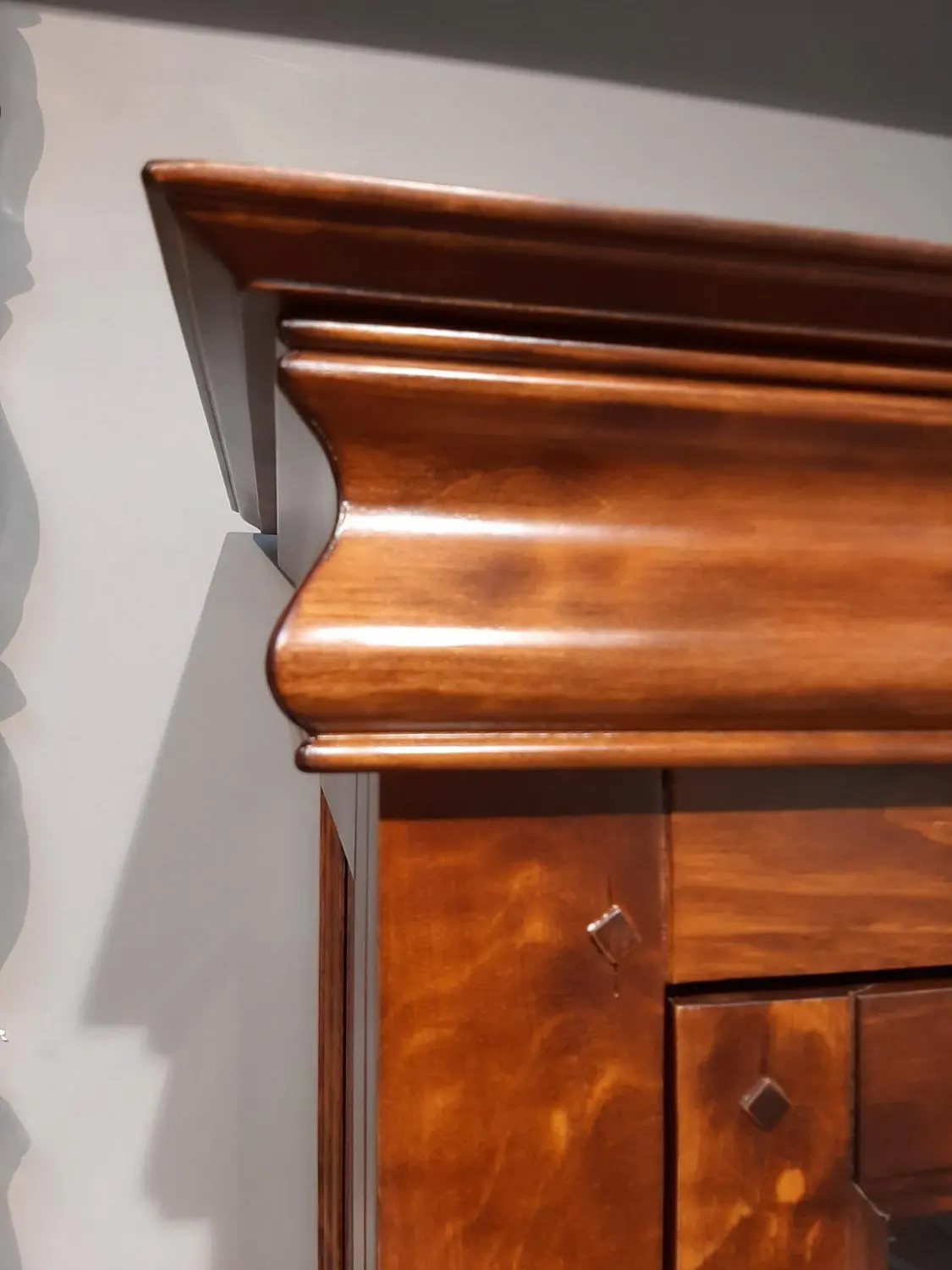 Шкаф с 2 ящиками дуб Луи Филипп с витриной ОВ 03