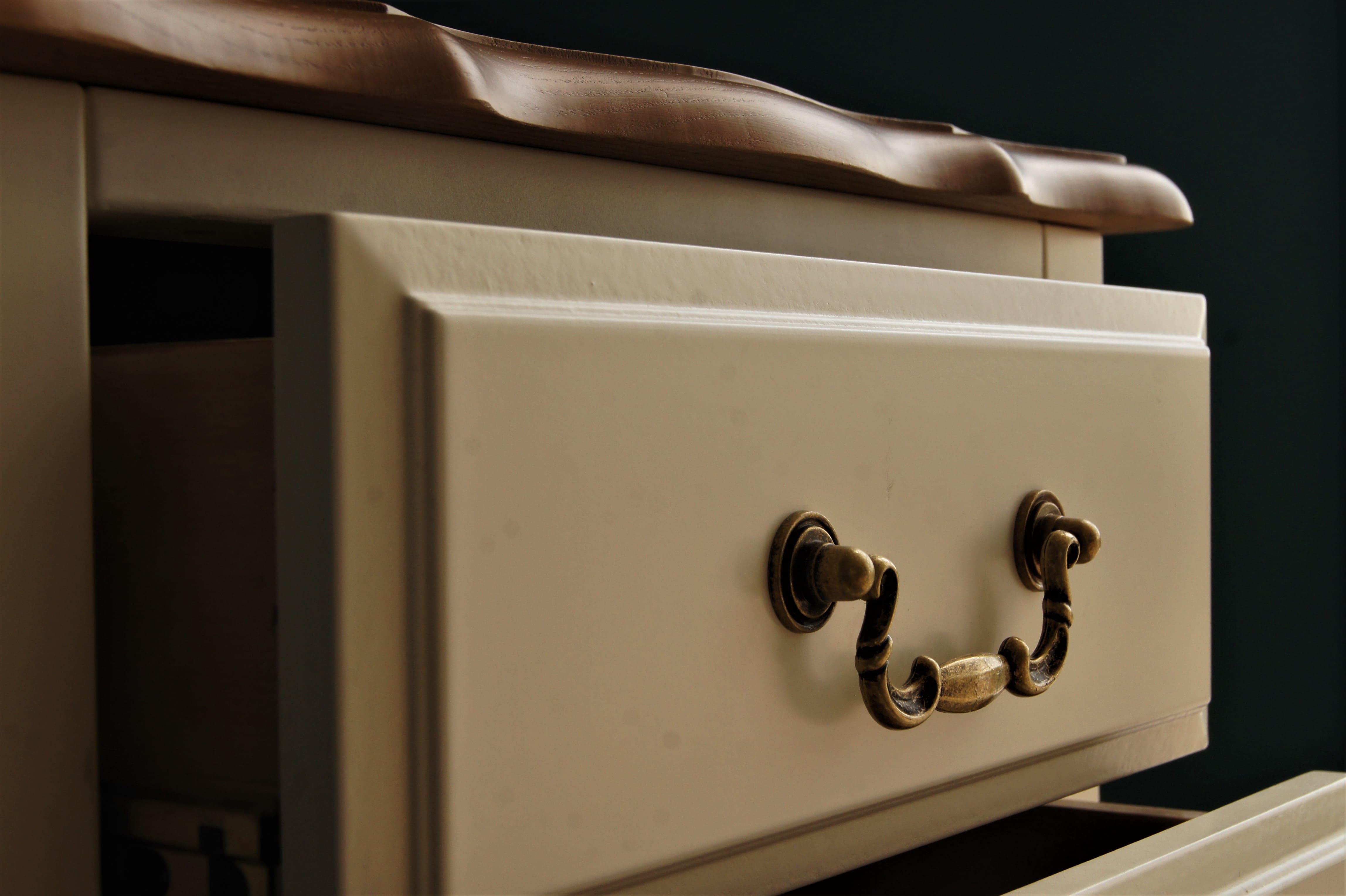 Прикроватная тумба Leontina на три ящика