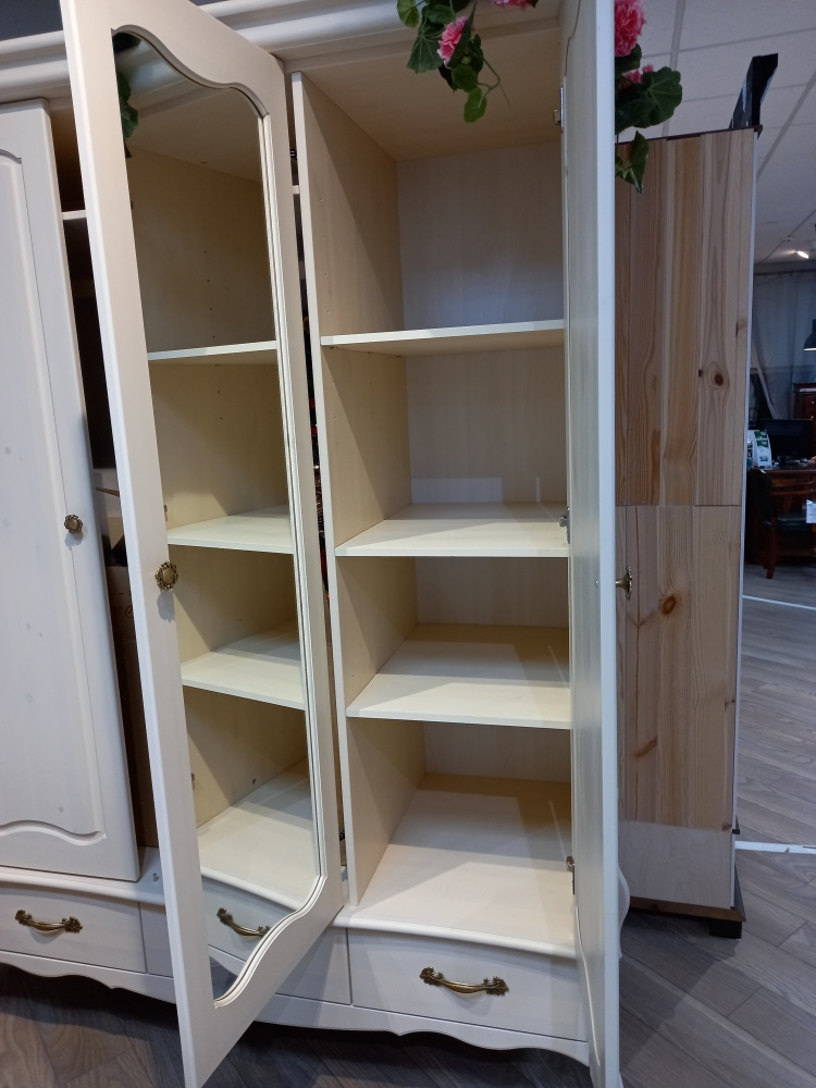 Шкаф 3 ящика ЛеБо 3-дверный с зеркалом