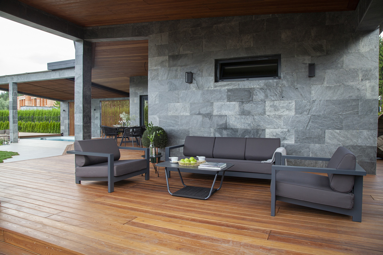 «Горнида» лаунж-зона из алюминия со столиком из HPL