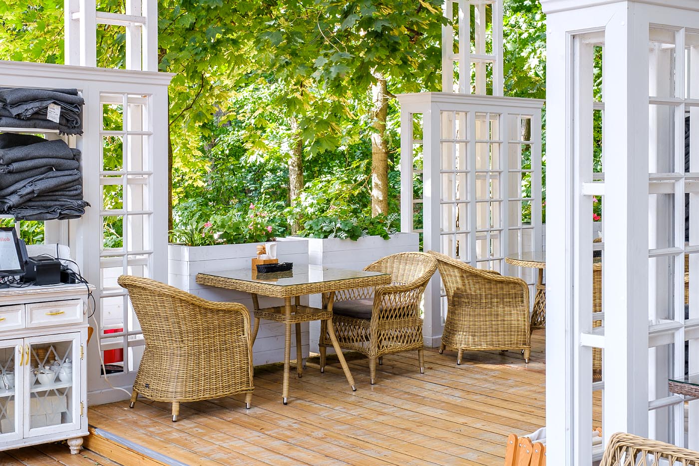 "Равенс" плетеное кресло из искусственного ротанга, цвет соломенный с серой подушкой